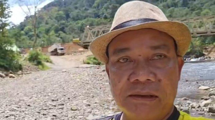 Wakil Bupati Mahulu, Yohanes Avun saat memberi pesan kepada masyarakat untuk menjaga jembatan Mubog.