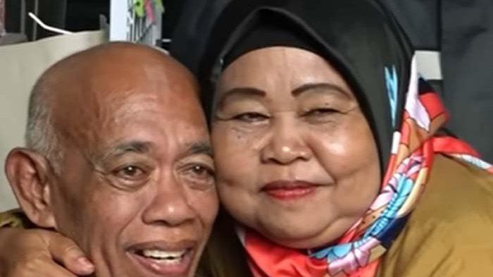 ISTRI PAK TARNO - Pak Tarno dan istri tua, Sariyah. Sariyah jemput pulang suaminya, sempat bertengkar dengan istri muda.