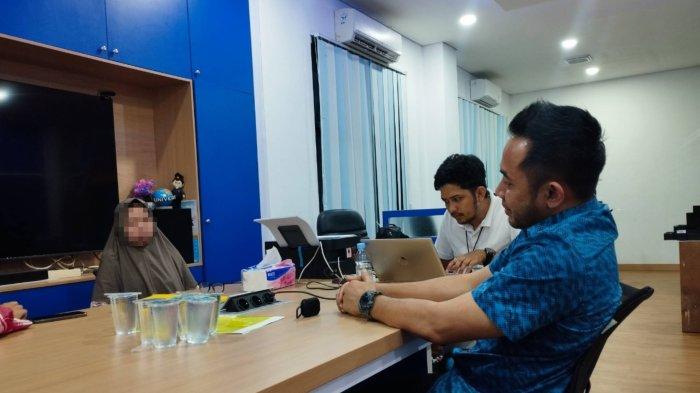 Seorang wanita berinisial EM (33), saat menjalani pemeriksaan di Subdit Siber Ditreskrimsus Polda Kaltim karena diduga melakukan penipuan melalui toko online. EM mengakui telah menipu banyak korban sejak tahun 2020, menggunakan nomor WhatsApp pembeli dari kolom komentar siaran langsung untuk melakukan kontak pribadi.