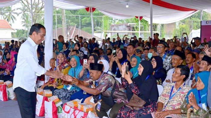 Presiden Joko Widodo mengecek penyaluran bantuan pangan cadangan beras pemerintah (CBP) saat melakukan kunjungan kerja ke Lapangan Sepak Bola Klumpit Tingkir, Kota Salatiga, Jawa Tengah, Senin (22/1/2024).