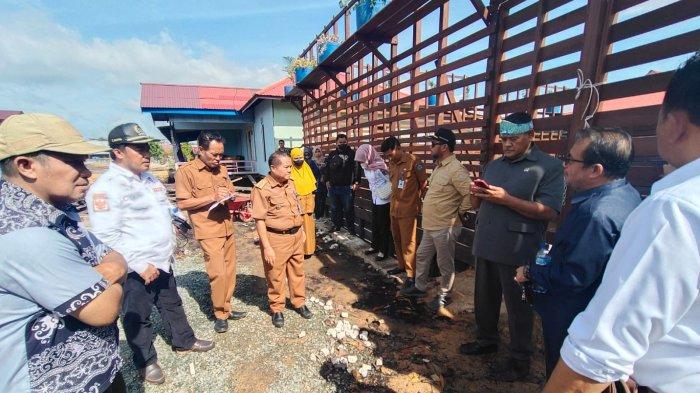 BUAYA RISKA BONTANG - Ketua Komisi III DPRD Bontang Amir Tosina (kacamata hitam) dan rombongannya melihat secara langsung bentuk dan keamanan kandang khusus buaya Riska, di RT 1, Kelurahan Tanjung Laut Indah, Kota Bontang, Kalimantan Timur pada Senin (29/1/2024).