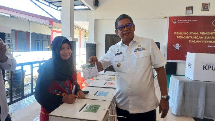 Walikota Bontang Basri Rase saat mengikuti agenda simulasi Pemilu 2024 yang diselenggarakan KPU Bontang di Kelurahan Bontang Kuala, Rabu (31/1/2024).