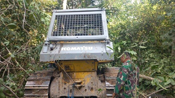 Satu unit alat berat ekskavator yang disembunyikan dalam keadaan breakdown.