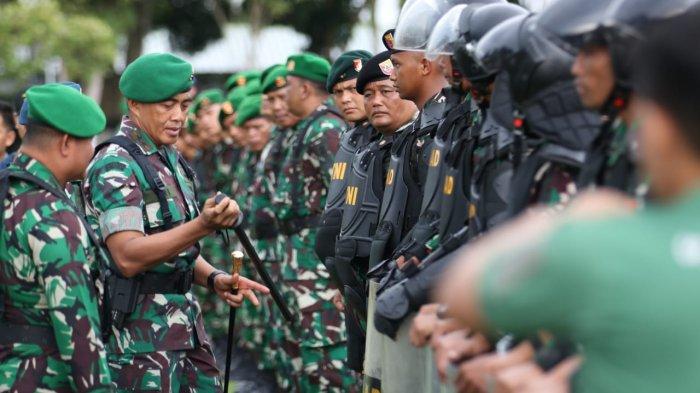 PENGAMANAN PEMILU 2024 - Kodam VI/Mulawarman menggelar apel gelar pasukan dengan menyiapkan 6.380 personil dan berbagai alutsista, Kamis (1/2/2024), termasuk 4 unit Ran Anoa, 10 unit Ran Komodo, 1 unit heli bell, untuk pengamanan Pemilu 2024 di Kalimantan Selatan, Kalimantan Timur, dan Kalimantan Utara.