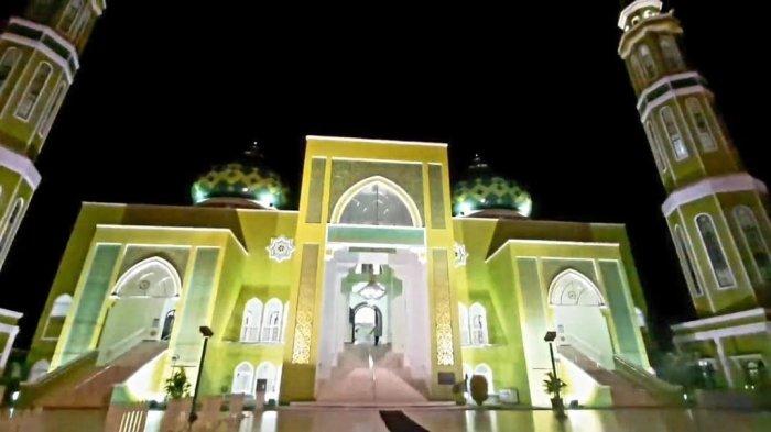 Masjid Agung Nurul Falah di Paser, Kalimantan Timur.
