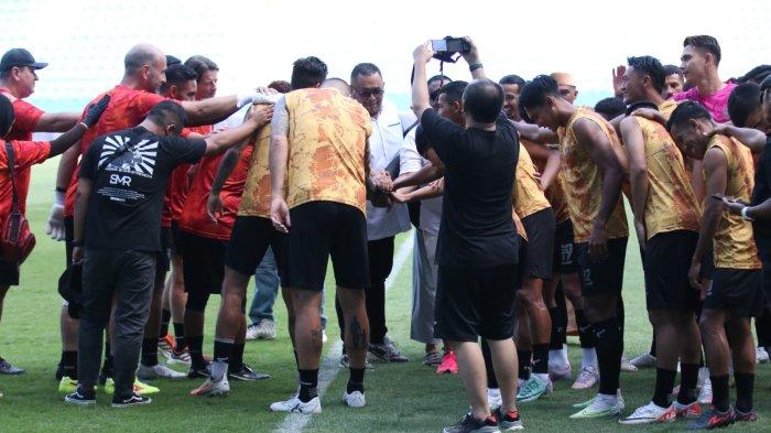 BORNEO FC VS PERSIJA - Latihan terakhir Borneo FC jelang lawan Persija Jakarta di Stadion Batakan, Balikpapan, Senin (5/2/2024). Borneo FC Samarinda bersiap gempur Persija di kandang baru. Pelatih Pieter Huistra optimis meraih poin penuh dalam pertandingan tersebut.