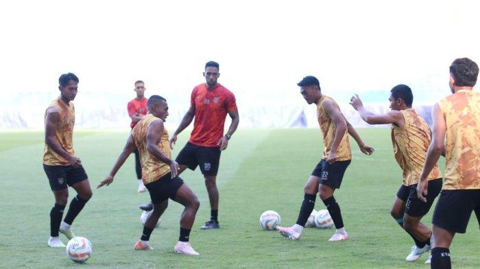 BORNEO FC VS PERSIJA - Latihan terakhir Borneo FC jelang lawan Persija Jakarta di Stadion Batakan, Balikpapan, Senin (5/2/2024). Borneo FC Samarinda bersiap gempur Persija Jakarta di kandang baru. Pelatih Pieter Huistra optimis meraih poin penuh dalam pertandingan tersebut.