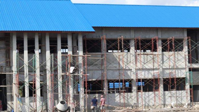 GEDUNG SEKOLAH BARU - Kondisi terakhir proyek pembangunan Sekolah Terpadu yang berlokasi di Balikpapan Regency, Balikpapan Selatan, Kota Balikpapan, Kalimantan Timur. Kepala Dinas Pendidikan dan Kebudayaan Balikpapan, Irvan Taufik, data terakhir capaian progres Sekolah Terpadu telah mencapai 94 persen, Senin (5/2/2024).