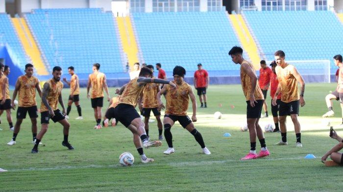 BORNEO FC VS PERSIJA - Latihan terakhir Borneo FC jelang lawan Persija Jakarta di Stadion Batakan, Balikpapan, Senin (5/2/2024). Borneo FC Samarinda bersiap gempur Persija di kandang baru. Pelatih Pieter Huistra optimis meraih poin penuh dalam pertandingan tersebut.