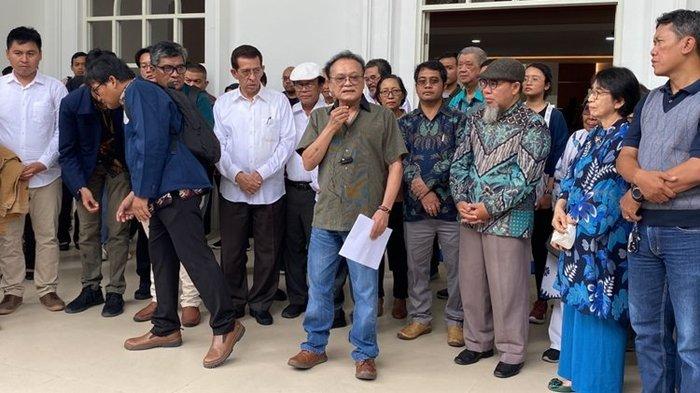 UNAIR SURABAYA - Pernyataan sivitas akademika Universitas Airlangga yang mengecam pelemahan demokrasi di Indonesia, Senin (5/2/2024). Sikap Unair ini merupakan rangkaian Kampus Bergerak.