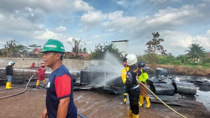 KEBAKARAN - Lokasi yang diduga menjadi tempat penimbunan BBM jenis solar di Jalan Simpang Pasir, Kecamatan Palaran pasca terbakar Selasa (6/2/2024). TRIBUNKALTIM.CO/RITA LAVENIA