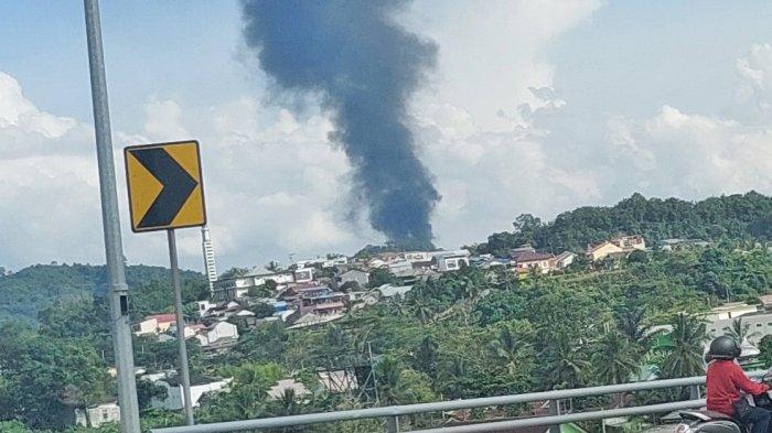 KEBAKARAN DI SAMARINDA - Potret kepulan asap hitam yang membumbung tinggi di seputaran Simpang Pasir, Palaran, Kota Samarinda, Kalimantan Timur pada Selasa (6/2/2024). Ada yang bilang pembakaran ban, tapi ada dugaan yang terbakar adalah BBM.