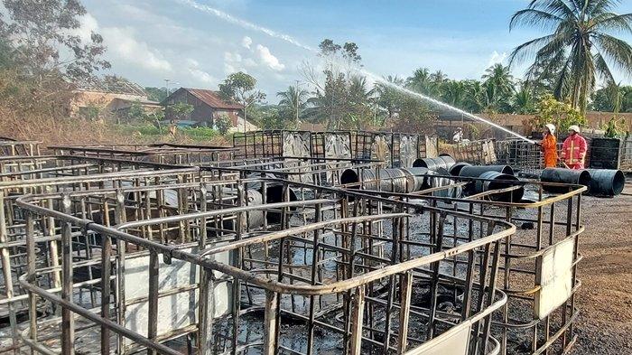 TIMBUN BBM SOLAR - Lokasi yang diduga menjadi tempat penimbunan BBM jenis solar di Jalan Simpang Pasir, Kecamatan Palaran, Kota Samarinda, Kalimantan Timur usai terbakar pada Selasa (6/2/2024) sore. Kepolisian mendalami olah tempat kejadian perkara dan dugaan temuan penimbunan solar yang diduga ilegal.