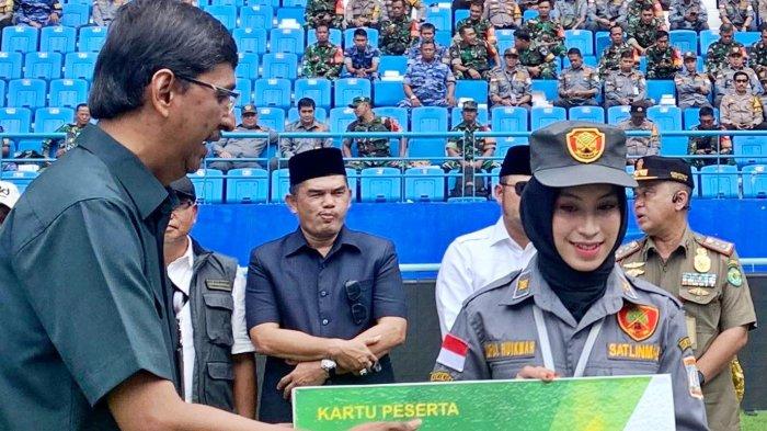 FASILITAS BPJS KETENAGAKERJAAN - Penyerahan bantuan BPJS Ketenagakerjaan secara simbolis kepada dua perwakilan petugas linmas oleh Walikota Rahmad Masud; didampingi Kepala BPJS Ketenagakerjaan Balikpapan Anang Rafidi dalam apel serah terima personel perlindungan masyarakat (Linmas) di Stadion Batakan, Kota Balikpapan, Kalimantan Timur, Rabu (7/2/2024).