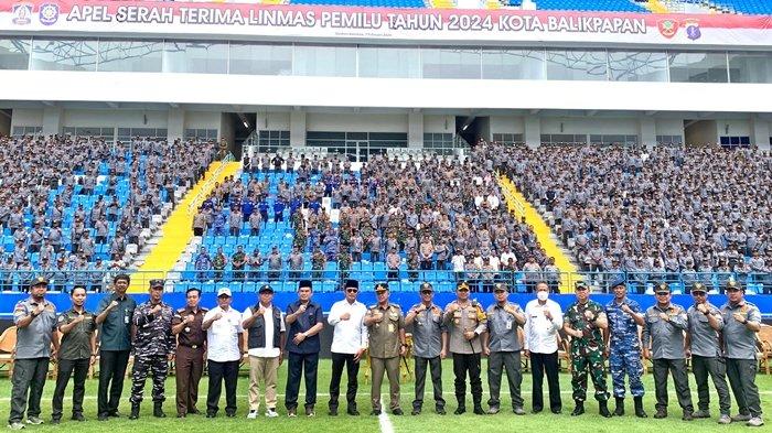 PENGAMANAN PEMILU 2024 - Serah terima personel perlindungan masyarakat (Linmas) di Stadion Batakan, Kota Balikpapan, Kalimantan Timur, Rabu (7/2/2024). Peran Linmas, bertugas sesuai dengan SPO untuk mensukseskan pemilu 2024 ini. Segera laporkan dan koordinasikan kepada pihak terkait, karena semua memiliki tugas dan kewenangan masing-masing.