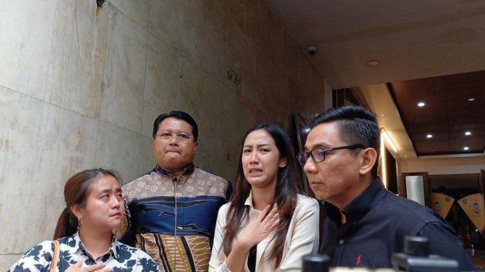 Sandy Arifin dan Tamara Tyasmara di Polda Metro Jaya, Jumat (9/2/2024).