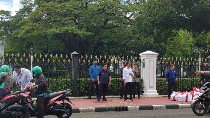 Presiden Joko Widodo memantau pembagian paket sembako untuk masyarakat di Depan Istana Merdeka, Jakarta, pada Kamis (13/4/2023) siang.