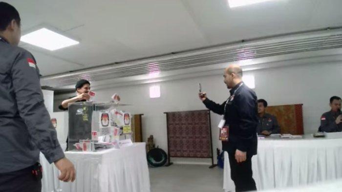 PILPRES LUAR NEGERI - Suasana pemungutan suara di TPS 001 Helsinki: Finlandia-Estonia. Pilpres 2024 luar negeri, mulai dari jadwal pemungutan hingga penghitungan suara. KPU jelaskan terkait quick count Pilpres 2024 luar negeri.