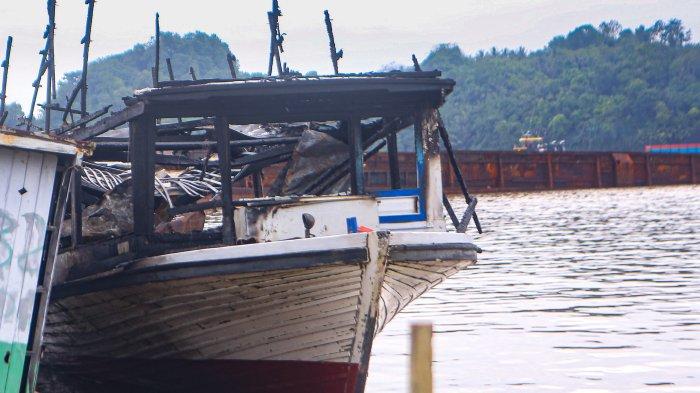 KONDISI ABK TERKINI - Kapal KM Dayak Lestari A kini ditambatkan di sekitar perairan Pelabuhan Sungai Kunjang Samarinda usai terbakar pada pukul 03.00 Wita, Senin (12/2/2024). Saat kapal terbakar memang ada 3 anak buah kapal.