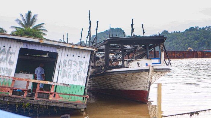 KAPAL KAYU TERBAKAR - Potret kapal ferry kayu yang mendadak terbakar di Pelabuhan Sungai Kunjang Samarinda, Kalimantan Timur pada Senin (12/2/2024) dini hari. Kapal ini diketahui mempunyai rute layar dari Samarinda ke Kecamatan Long Bagun, Kabupaten Mahakam Ulu.