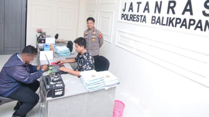 PENCURI KOTAK INFAK - Terduga pelaku berinisial AS (24) saat diperiksa petugas mengenai dugaan tindak pidana pencurian di Masjid Baitul Aman Polresta Balikpapan, Selasa (13/2/2024). Polisi berhasil mengamankan AS beserta barang bukti berupa kotak infaq dan obeng di sebuah rumah kos di kawasan Balikpapan Barat, Kota Balikpapan, Kalimantan Timur.