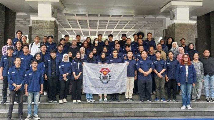 UGM KECEWA - Sivitas akademika Departemen Politik dan Pemerintahan Universitas Gadjah Mada (UGM) mengelar seruan di halaman Fisipol UGM, Senin (12/02/2024). Setelah sivitas akademika UGM mengingatkan Jokowi lewat Petisi Bulaksumur, kini dua orang dekat Presiden yakni Pratikno dan Ari Dwipayana yang diingatkan untuk kembali pada demokrasi. Pratikno dan Ari Dwipayana adalah alumni dari Departemen Politik dan Pemerintahan UGM.