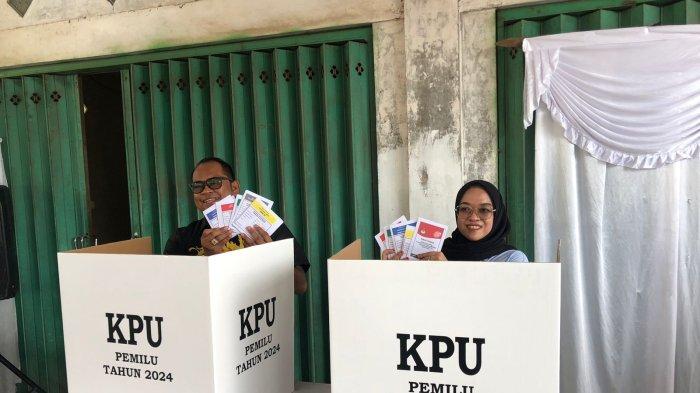 KASMIDI BULANG NYOBLOS - Wakil Bupati Kutai Timur, Kasmidi Bulang bersama istrinya Tirah Satriaani saat mencoblos di TPS 29 Sangatta Selatan, Kabupaten Kutai Timur, Provinsi Kalimantan Timur pada Rabu (14/2/2024) pagi. Pemilu 2024 membelah perbedaan pendapat dalam tentukan calon pemimpin. Tetapi kata Kasmidi Bulang, perbedaan pendapat merupakan hal yang biasa di dalam sebuah negara karena masyarakat memiliki karakter dan pikiran yang berbeda.