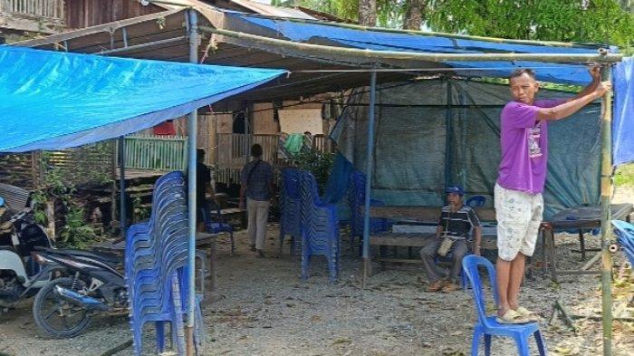 MASYARAKAT ADAT - TPS 02 di Kelurahan Sepaku juga akan menjadi tempat salah satu tempat masyarakat adat untuk menyalurkan hak pilihnya hari ini, Rabu 14 Februari 2024.