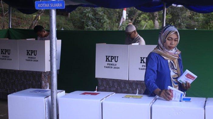Warga memasukkan surat suara setelah nyoblos pada pemilu serentak di TPS 35 Cita Cita bersama RT 31 Kelurahan Tanah Merah, Kecamatan Samarinda Utara,, Rabu (14/2/2024).