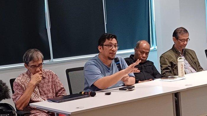 Pakar Hukum Tata Negara Universitas Andalas, Feri Amsari (menggunakan mikrofon) saat konferensi pers di Gedung Permata Kuningan, Jakarta Selatan, Sabtu (17/2/2024).