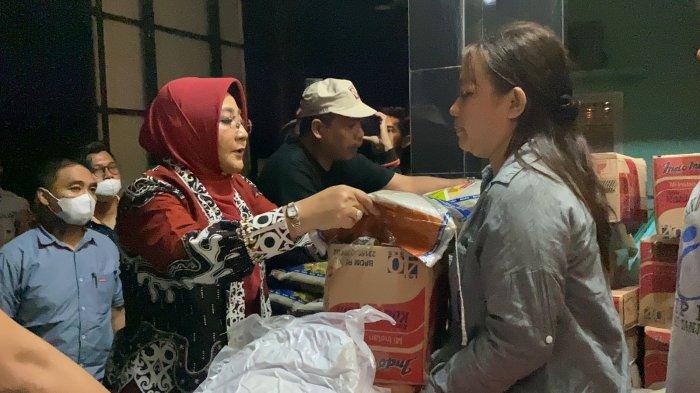BANSOS BUPATI BERAU - Bupati Berau, Sri Juniarsih Mas memberikan bantuan kepada korban terdampak di Kampung Pegat Bukur, Kabupaten Berau, Kalimantan Timur, Minggu (18/2/2024) malam. Bupati Sri Juniarsih memberikan harapan bagi korban kebakaran bahwa pemerintah daerah peduli dan siap memberikan bantuan serta dukungan dalam mengatasi dampak dari bencana yang mereka alami.