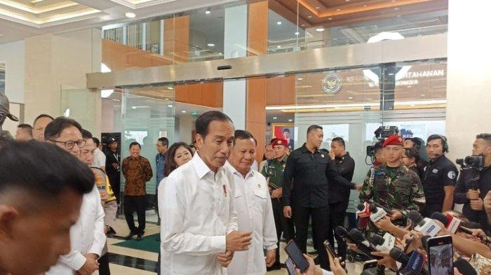 Presiden Joko Widodo menjawab beberapa hal usai meresmikan Rumah Sakit Pusat Pertahanan Negara (RS PPN) Panglima Besar Soedirman dan 20 Rumah Sakit TNI, di RSPPN, Jalan RC Veteran Raya, Bintaro, Jakarta Selatan, Senin (19/2/2024).