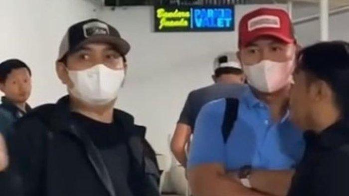 Tangkap layar mantan Bupati Tanah Bumbu selaku narapidana kasus korupsi Lapas Sukamiskin Bandung, Mardani Maming, (jaket hitam dan topi putih) kedapatan melakukan penerbangan ke Surabaya