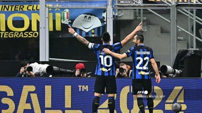 Penyerang Inter Milan asal Argentina #10 Lautaro Martinez (Kiri) merayakan bersama gelandang Inter Milan asal Armenia #22 Henrikh Mkhitaryan setelah mencetak gol pembuka pada pertandingan sepak bola Serie A Italia antara Inter Milan dan Hellas Verona di Stadion Giuseppe-Meazza (San Siro) di Milan pada 6 Januari 2024.