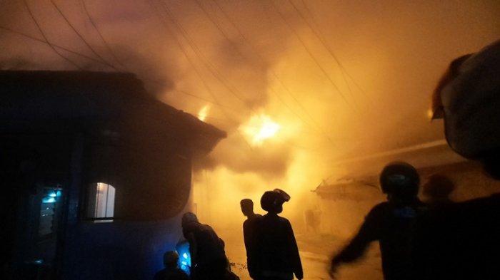 Petugas pemadam dibantu relawan gabungan berusaha memadamkan api kebakaran di dekat eks Bandara Temindung, tepatnya di Jalan Gatot Subroto Gang 16 RT 23, Kelurahan Bandara, Kecamatan Sungai Pinang, Kota Samarinda, Sabtu (24/2/2024) sekira pukul 18.30 Wita.