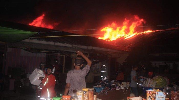Warga yang tengah berupaya menyelamatkan barang berharganya di tengah kebakaran di Jalan Gatot Subroto, Samarinda, Sabtu (24/2/2024).