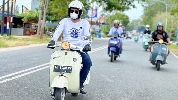 Komunitas vespa Mahakam Scooter Club Balikpapan touring dalam kota sekaligus melaksanakan giat bakti sosial ke 2 panti asuhan yang ada di Balikpapan.
