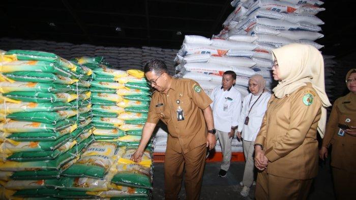 STOK BERAS KALTIM - PJ Gubernur Kalimantan Timur, Akmal Malik meninjau ketersediaan stok beras di gudang Logistik Bulog Kaltimra yang berlokasi di Kawasan Gunung Malang, Kota Balikpapan, Provinsi Kalimantan Timur pada Senin (26/2/2024). Akmal Malik tegaskan kepada masyarakat untuk tidak panik memborong banyak beras sebab kondisi pasokannya stabil saja.