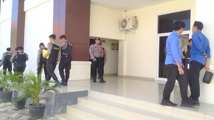 SIDANG JUNAEDI BABULU - Suasana depan ruangan sidang anak Pengadilan Negeri Penajam Paser Utara usai Sidang Perdana Kasus Pembunuhan Satu Keluarga di Babulu, Penajam Paser Utara, Selasa (27/2/2024). Usai persidangan, terdakwa langsung diantar ke ruang tahanan Polres Penajam Paser Utara menggunakan mobil biasa dan bukan dengan mobil tahanan.