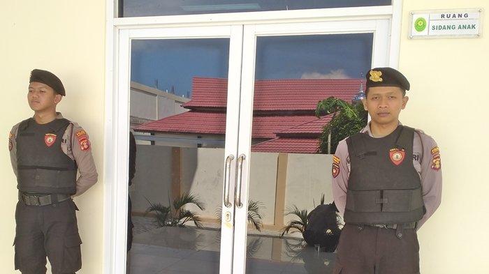 SIDANG KASUS JUNAEDI - Suasana di depan ruangan sidang dimana Junaedi menjalani persidangan hari kedua di PN Penajam, Kalimantan Timur pada Rabu (28/2/2024). Dalam sidang kedua, ada tiga saksi yang dihadirkan Jaksa Penuntut Umum.