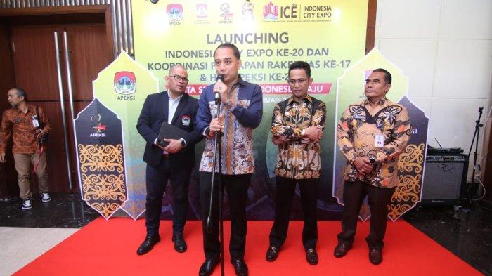 Ketua Dewan Pengurus Asosiasi Pemerintah Kota Seluruh Indonesia (Apeksi), Eri Cahyadi memberikan sambutannya dalam kegiatan peluncuran Indonesia City Expo ke-20 sekaligus Rakernas ke-17 dan memperingati HUT apeksi ke-24 yang diselenggarakan di Hotel Novotel Balikpapan. TRIBUNKALTIM.CO/DWI ARDIANTO