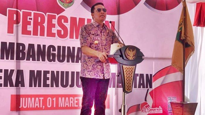 PERESMIAN JALAN ALTERNATIF - Walikota Samarinda Andi Harun sampaikan sambutan dalam acara peresmian jalan alternatif tembusan Sambutan-Merdeka pada Jumat (1/3/2024). Selain untuk mengurai kemacetan, Andi Harun berharap jalan ini dapat meningkatkan konektivitas dan mobilitas masyarakat, serta mendorong pertumbuhan ekonomi.