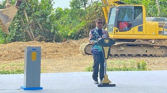 MEMAJUKAN IKN NUSANTARA - Direktur Utama Bankaltimtara Muhammad Yamin dalam peletakan batu pertama atau groundbreaking pembangunan Bankaltimtara di kawasan inti pusat pemerintahan IKN Nusantara, Jumat (1/3/2024). Nantinya, gedung kantor Bankaltimtara yang ada di IKN Nusantara ini akan berstatus sebagai kantor cabang khusus, yang akan melakukan kegiatan operasional perbankan dan juga sebagai IT Center.