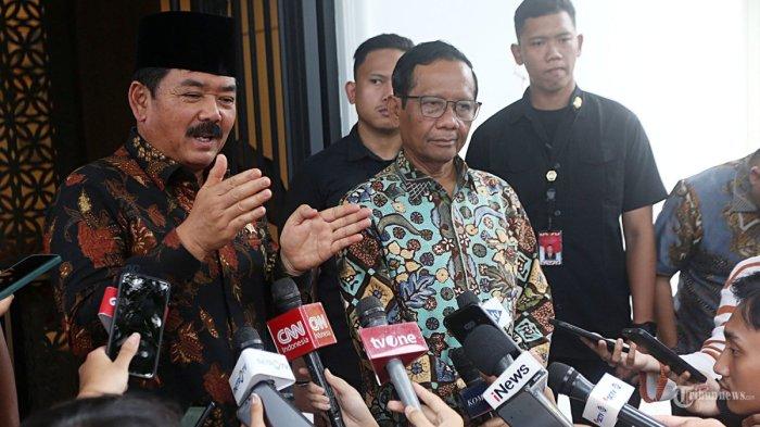 Menko Polhukam Hadi Tjahjanto mendatangi kediaman mantan Menko Polhukam Mahfud MD Jakarta, Kamis (22/2/2024). Pertemuan tertutup yang dilakukan selama kurang lebih 50 menit itu membahas tentang permasalahan yang belum diselesaikan di Kemenko Polhukam.