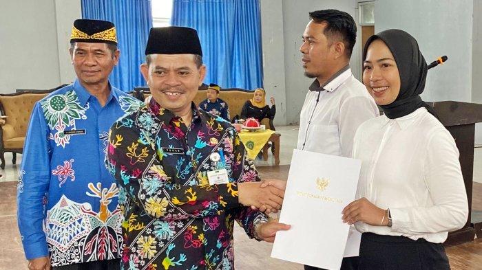 PPPK PPU 2023 - Sebanyak 301 Pegawai PPPK terima SK pengangkatan hari ini, Jumat (1/3/2024) di Penajam Paser Utara, Kalimantan Timur. Sekda Penajam Paser Utara, Tohar, berharap, PPPK baru ini diharapkan dapat berkerja lebih maju dan inovatif. Tidak hanya terpaku pada pola kerja lama di SKPD yang menaunginya.