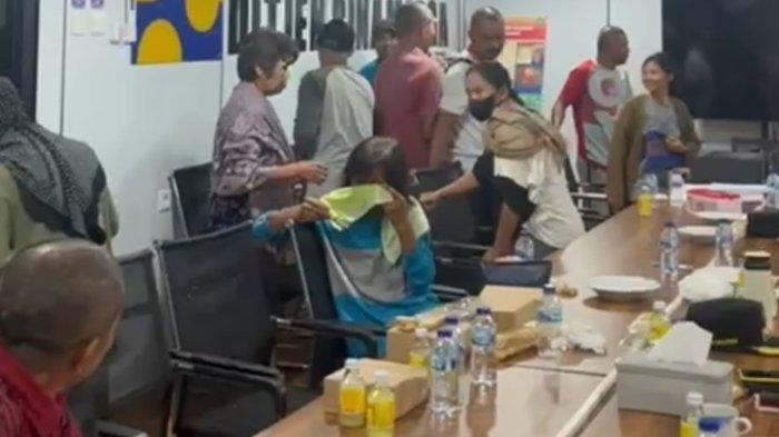 Para petani saat dijemput oleh keluarganya di lokasi pembangunan bandara VVIP IKN Nusantara.