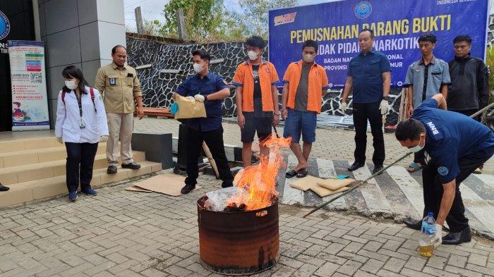 PIGURA ISI GANJA - Proses pemusnahan ganja seberat 5,6 kilogram di BNNP Kaltim, Selasa (5/3/2024) di Kota Samarinda, Kalimantan Timur.