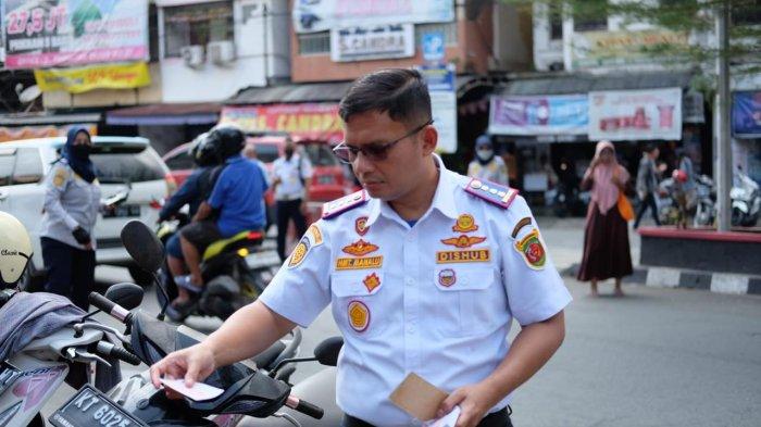 PARKIR- Kadishub Samarinda Hotmarulitua Manalu saat lakukan penertiban parkir di sejumlah ruas jalan di Samarinda.TRIBUNKALTIM.CO/SINTYA ALFATIKA SARI