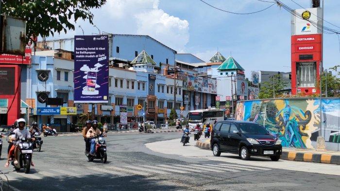 Suasana lalu-lintas di persimpangan Muara Rapak Kota Balikpapan, Kalimantan Timur pada 2 Maret 2024.