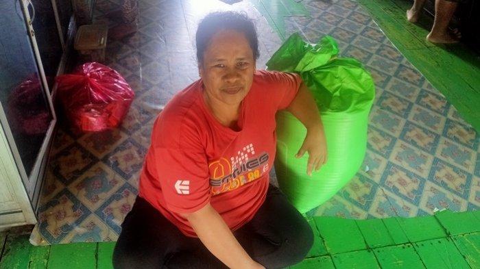 Nurul, penjaga kantin di kapal Akbar Amanda sudah berlayar selama 24 tahun dari Samarinda - Mahulu.